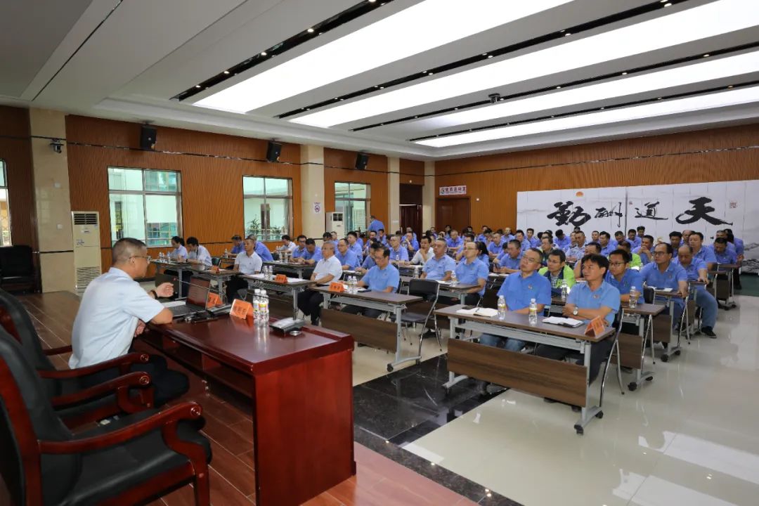 问鼎娱乐党委书记刘明东教学主题教育专题党课