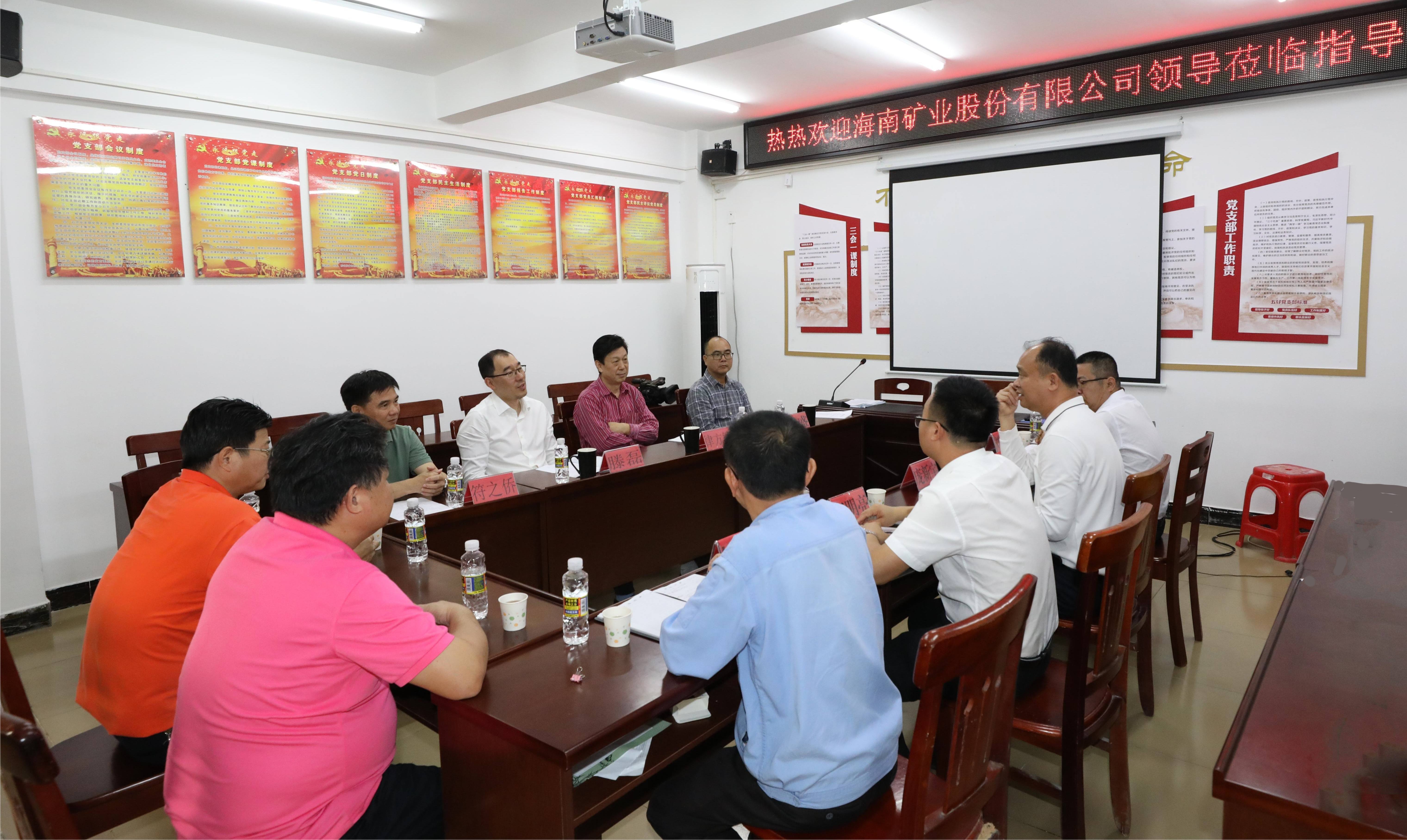 问鼎娱乐总裁滕磊到兴诗村开展调研与慰问