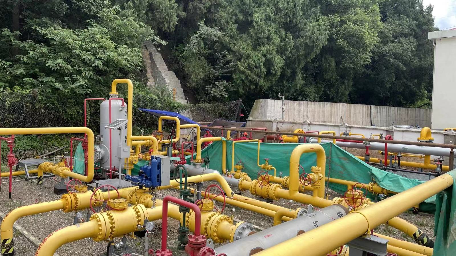 洛克石油八角场气田联合碰口作业取得圆满乐成