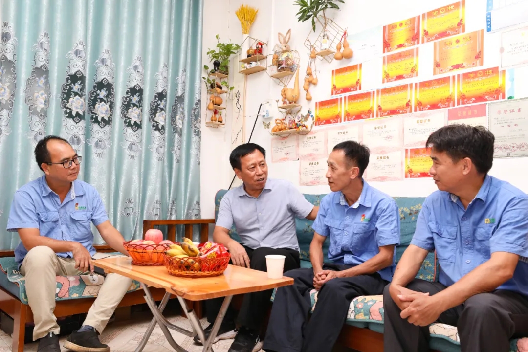 海南省总工会到问鼎娱乐走访慰问天下劳模朱平