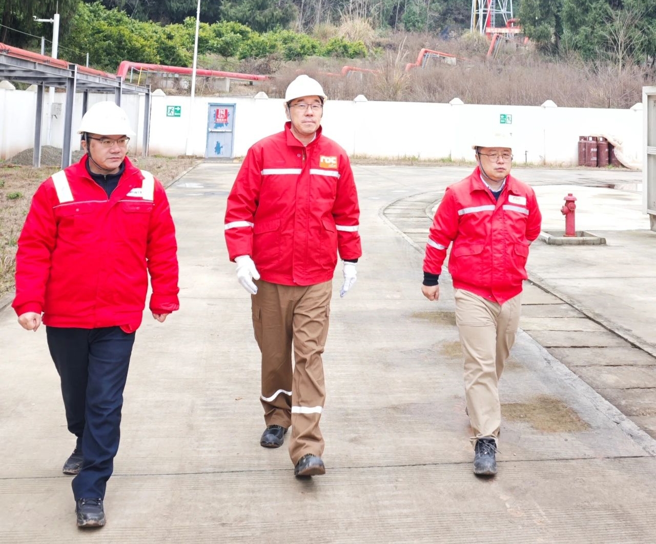 问鼎娱乐总裁滕磊赴洛克石油八角场慰问调研