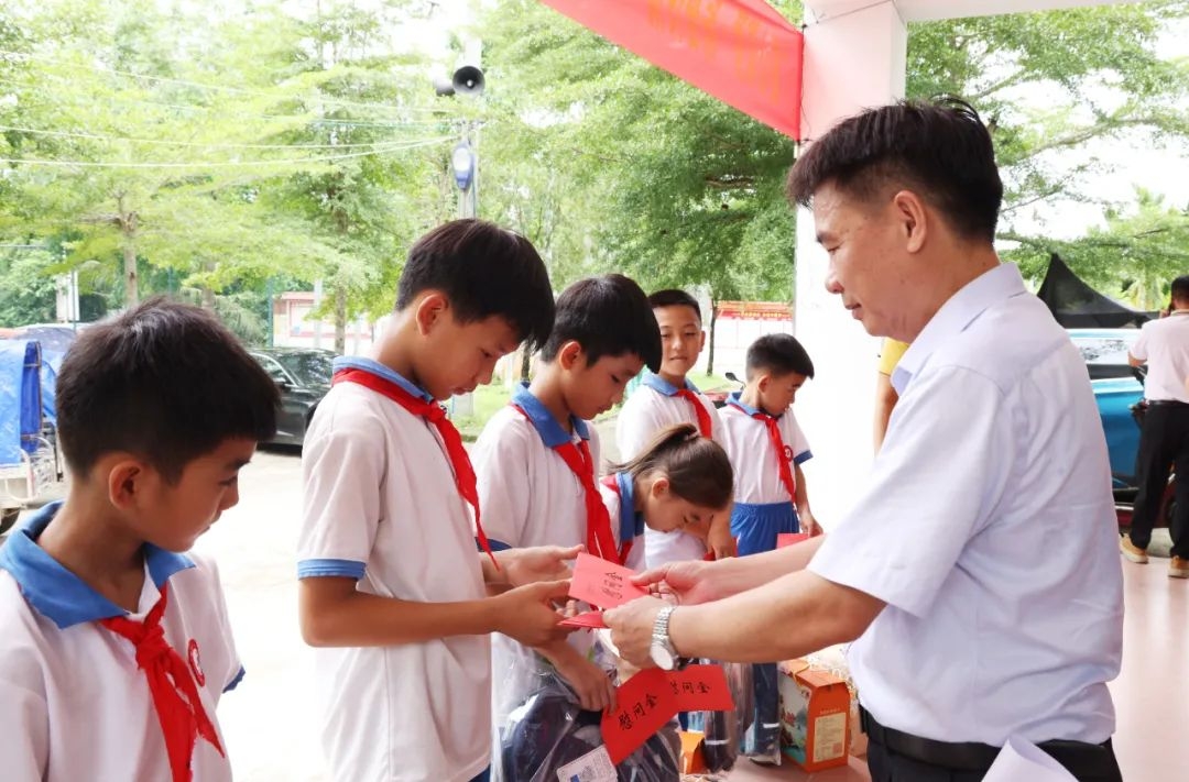 问鼎娱乐到墟落振兴联系点举行留守儿童“六一”关爱活动