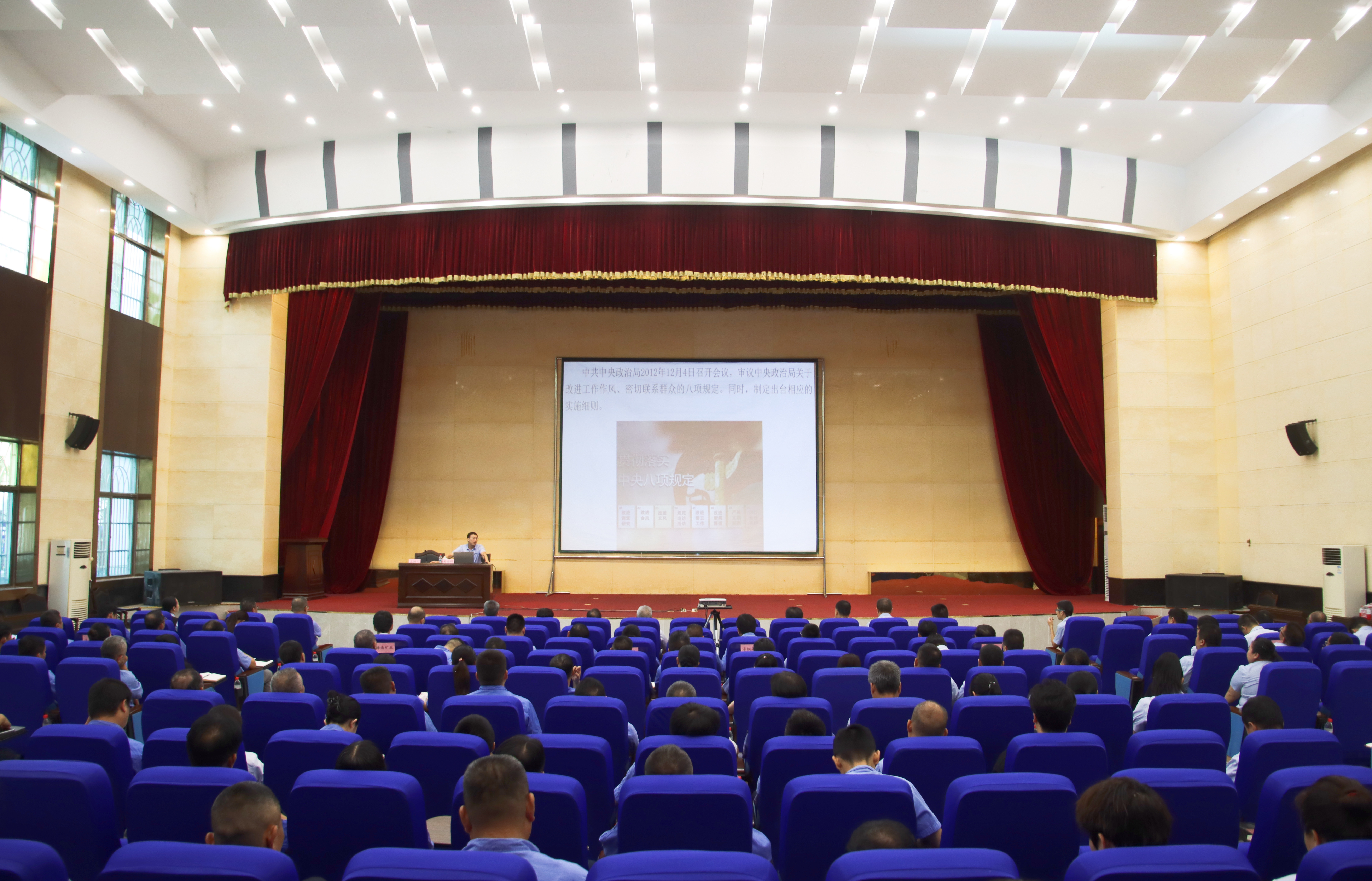 海钢 ？？？罅暇傩猩钊牍岢怪醒氚讼罨ň裱敖逃倚不